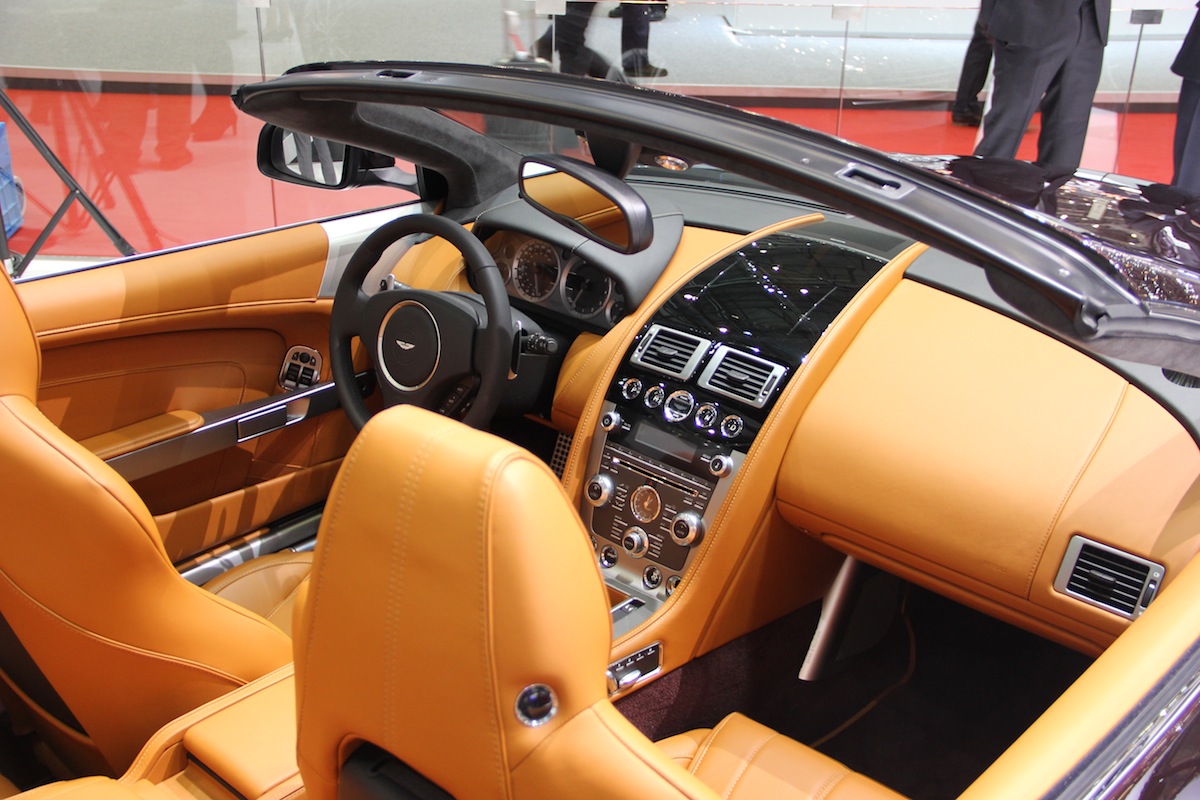 DB9 Volante - interior