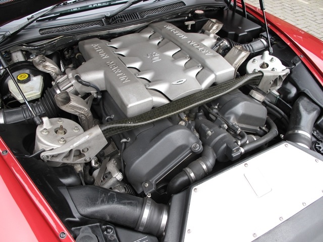 Vanquish S 2004 manual in Toro Red - engine