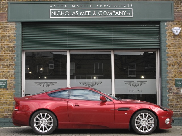 Vanquish S 2004 manual in Toro Red - side