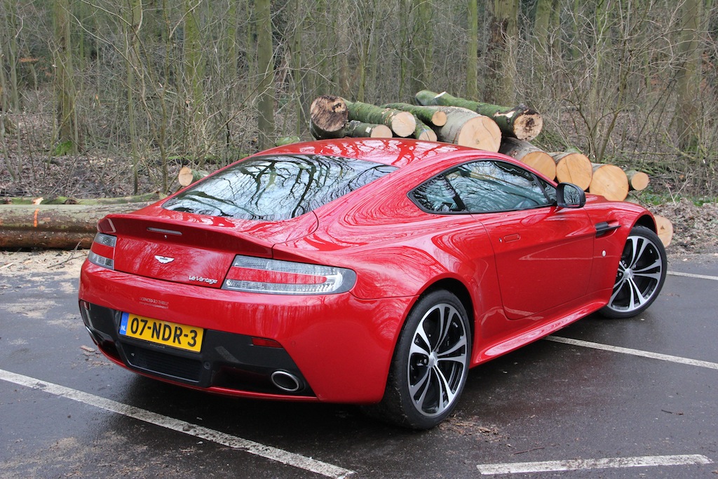 White rear lamps with red inlays